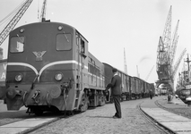 849024 Afbeelding van de diesel-electrische locomotief nr. 2276 (serie 2200/2300) van de N.S. met een goederentrein op ...